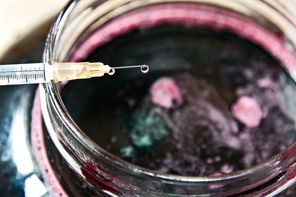 Hjemmelaget vin fra chokeberry