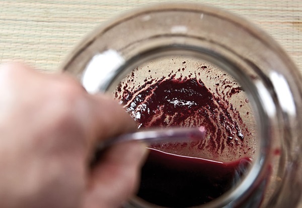 Hjemmelaget vin fra chokeberry