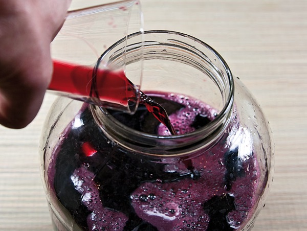 Hjemmelaget vin fra chokeberry