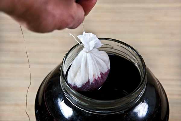 Hjemmelaget vin fra chokeberry