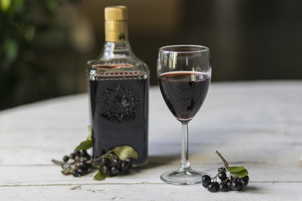 Hjemmelaget vin fra chokeberry