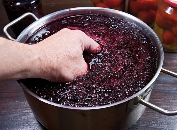 Hjemmelaget vin fra chokeberry