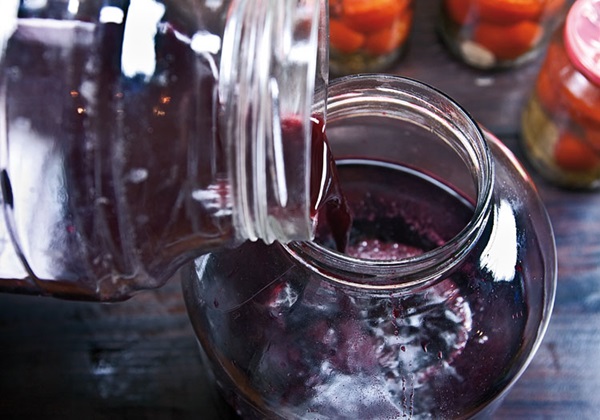 Hjemmelaget vin fra chokeberry