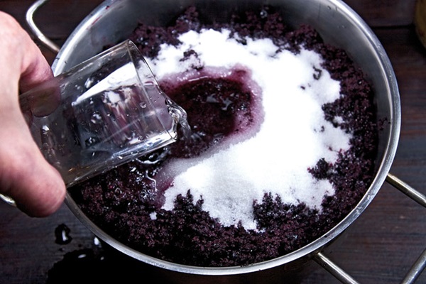 Hjemmelaget vin fra chokeberry