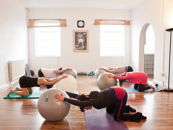 Effektiv gymnastikk for gravide kvinner på fitball